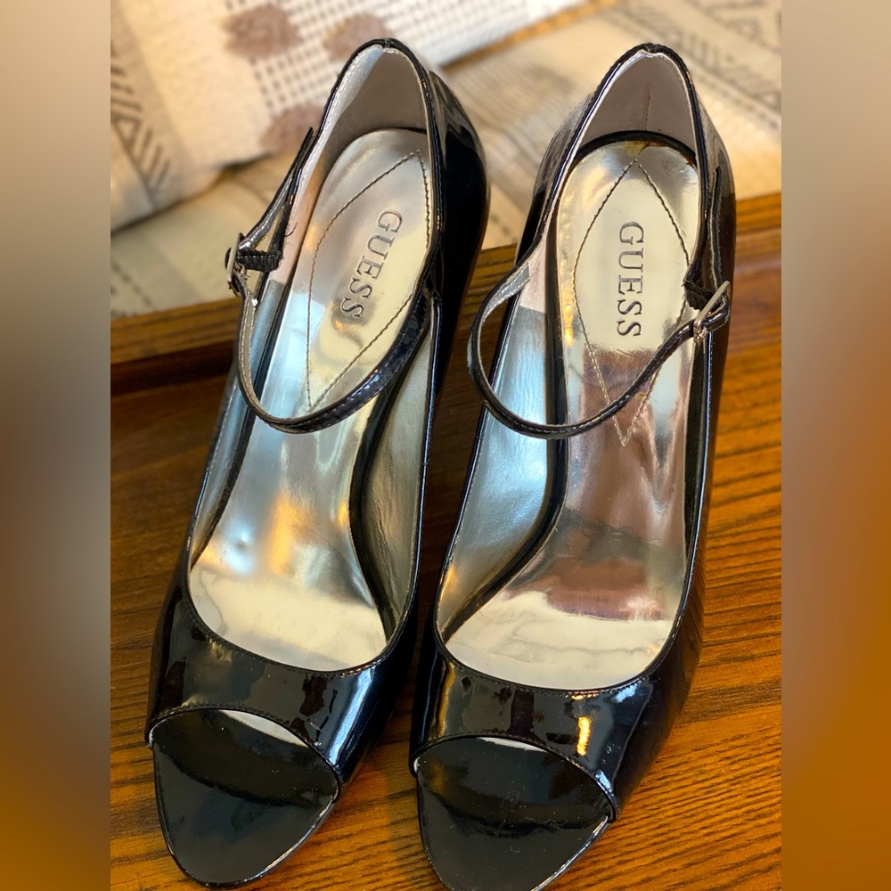 Guess 7.5 peep toe patent pumps